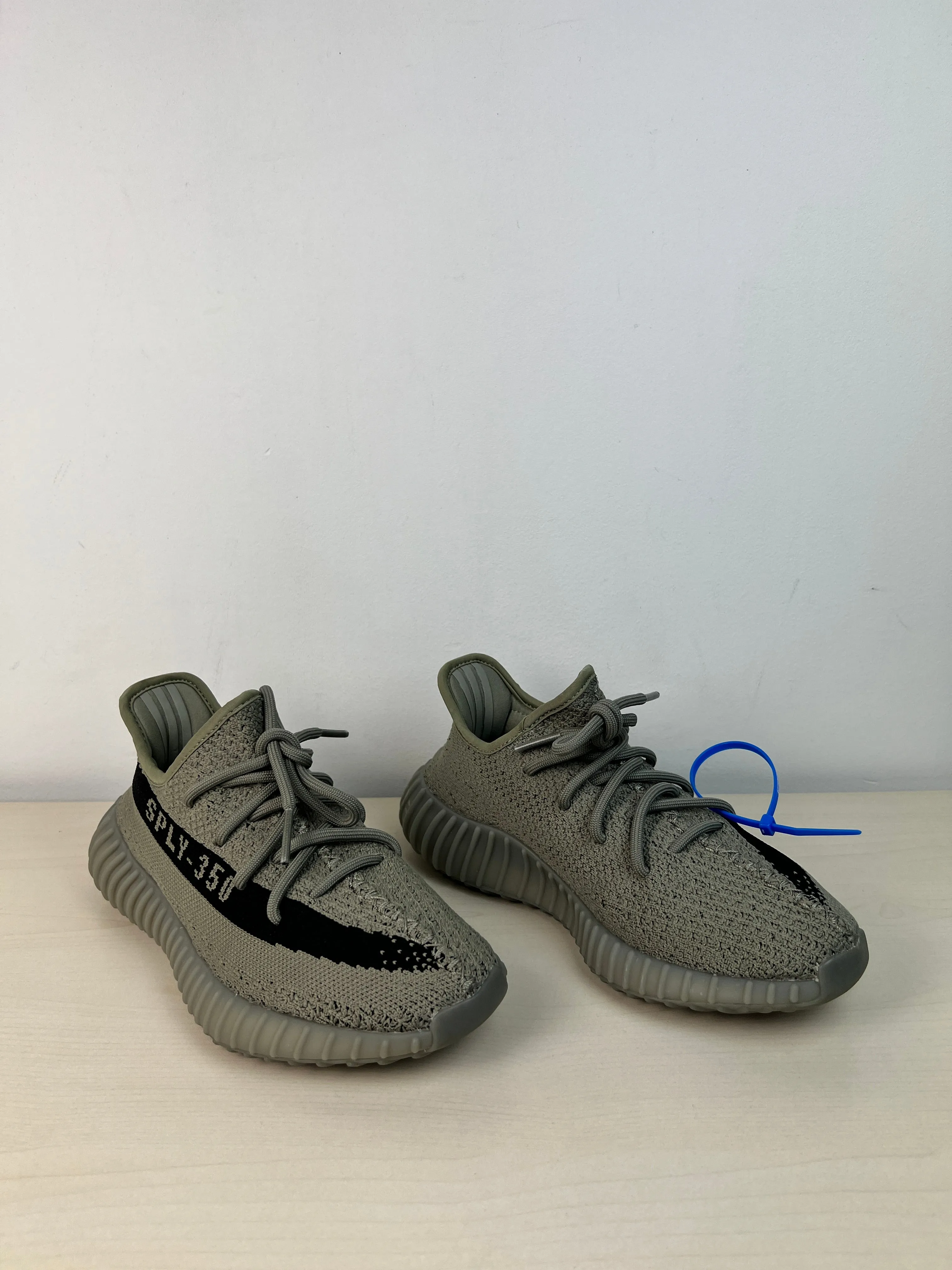 Shoes Sneakers By Yeezy In Green, Size: 7